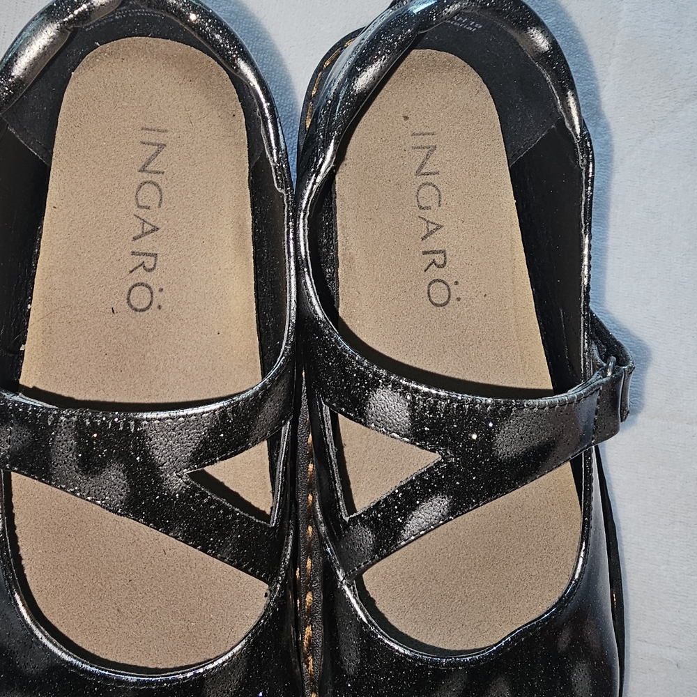 Pair of Ingaro nursing  shoe with velcro closure - Picture 4 of 7